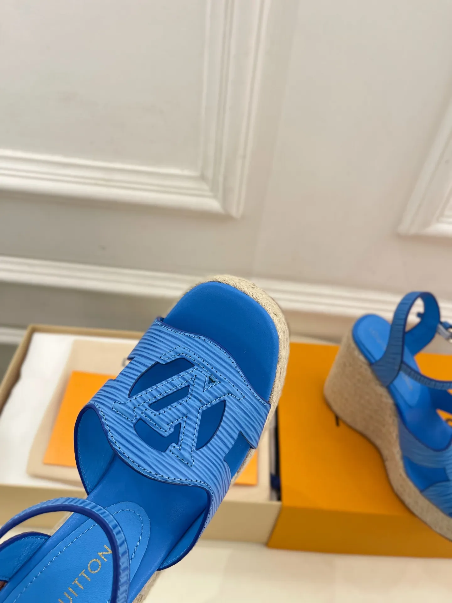 👟👟Ex-factory price 640👟👟 LV | Louis Vuitton 25𝐬𝐬 🧡💚2025 spring and summer new style top version‼ ️The original version is the same. The counter focuses on the latest LV ISOLA hollow hemp rope wedge sandals. New hard goods. ❥BS purchasing level! Full of high-end feel! A popular model among bloggers at home and abroad, it’s retro and fashionable and looks amazing on your feet! Mainly recommended model on the official website★ ━━━━━ ЅᏇєєt ━━━━━ ▪️Upper: original customized calfskin ▪️Lining: imported sheepskin ▪️Outsole: original molded outsole ▪️Heel height: 12cm, water platform 3.5cm ▪️Shoe size: 35-39 (40, 41 customized)